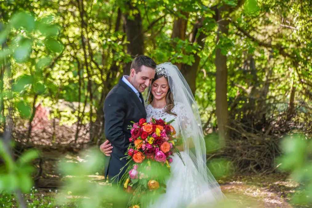 novios en el bosque